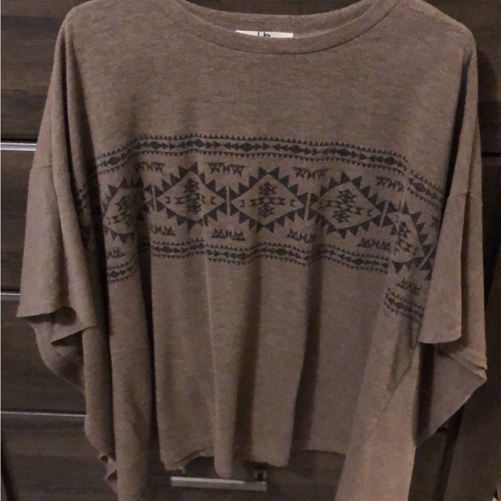Women’s pull over sweater. Open sleeves.